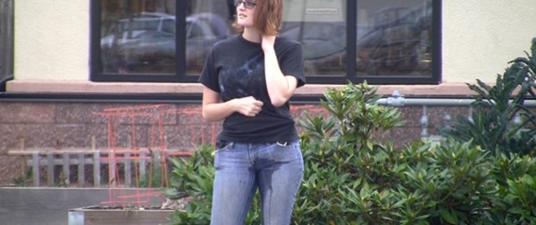 sosha-wetting-her-jeans-in-public